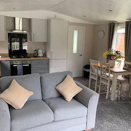 Nightingale Lodge With Hot Tub Barmby on the Moor Екстер'єр фото