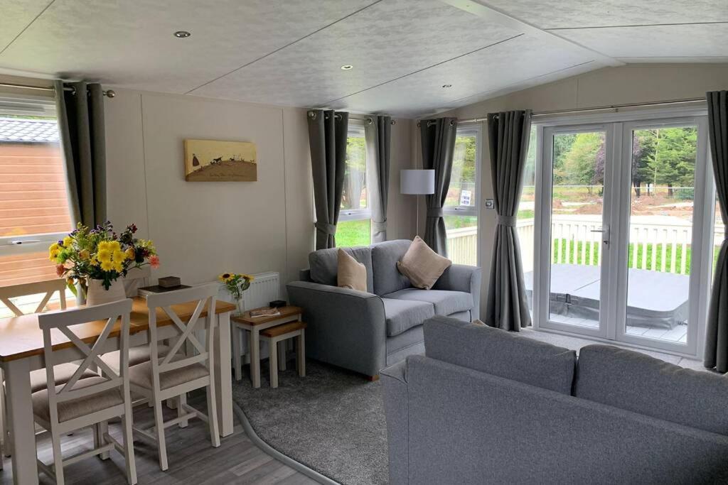 Nightingale Lodge With Hot Tub Barmby on the Moor Екстер'єр фото