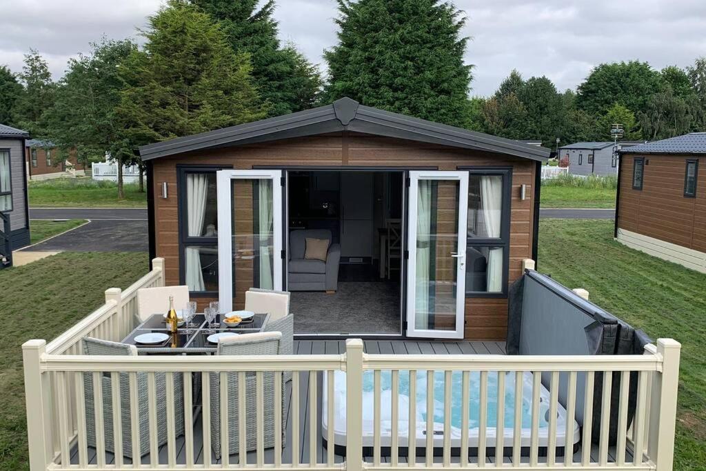 Nightingale Lodge With Hot Tub Barmby on the Moor Екстер'єр фото